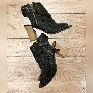 Quipid Black Cutout Shoes Size 10